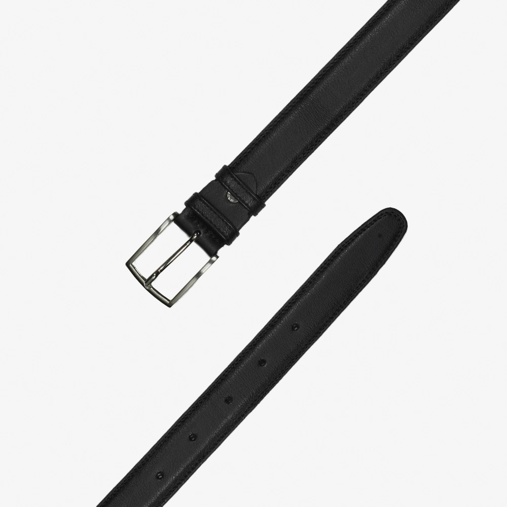 Cintura in pelle tamponata da uomo di colore nero