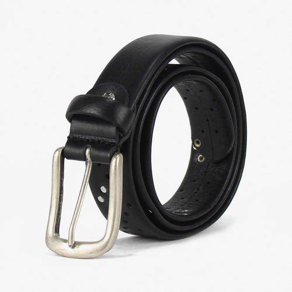 Cintura forata con borchie realizzata in pelle