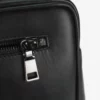Pochette in pelle di colore nero grande con gancio da polso
