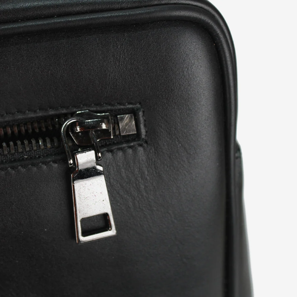 Pochette in pelle di colore nero grande con gancio da polso