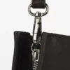 Dettaglio gancio e cerniera pochette da uomo