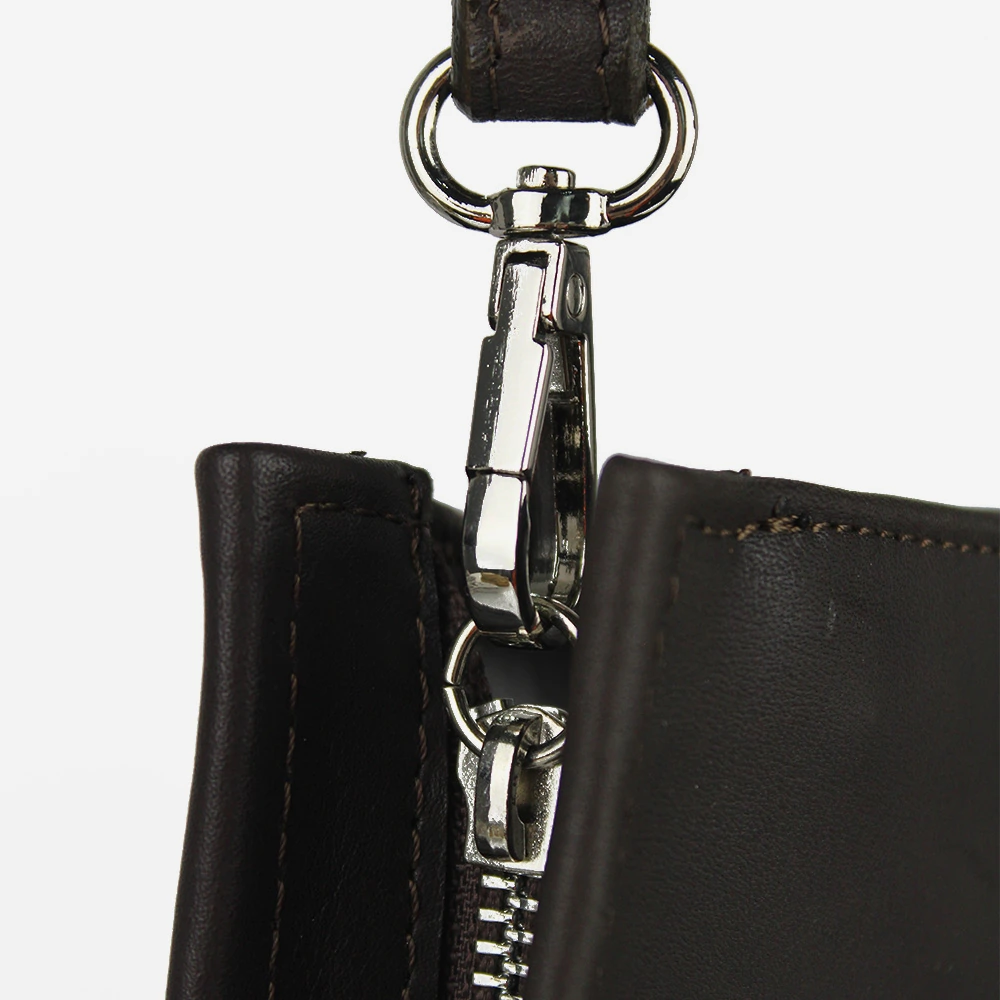 Dettaglio gancio e cerniera pochette da uomo
