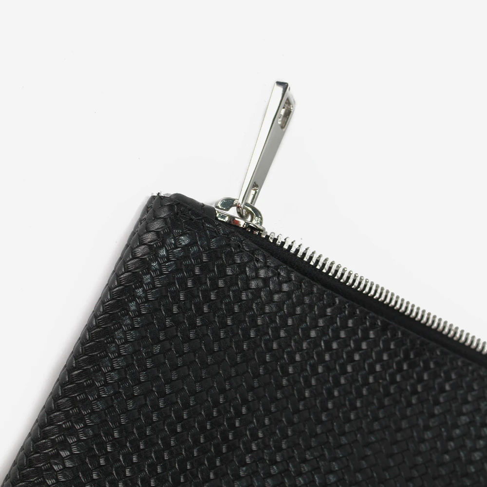 Dettaglio intreccio pochette da uomo con cerniera