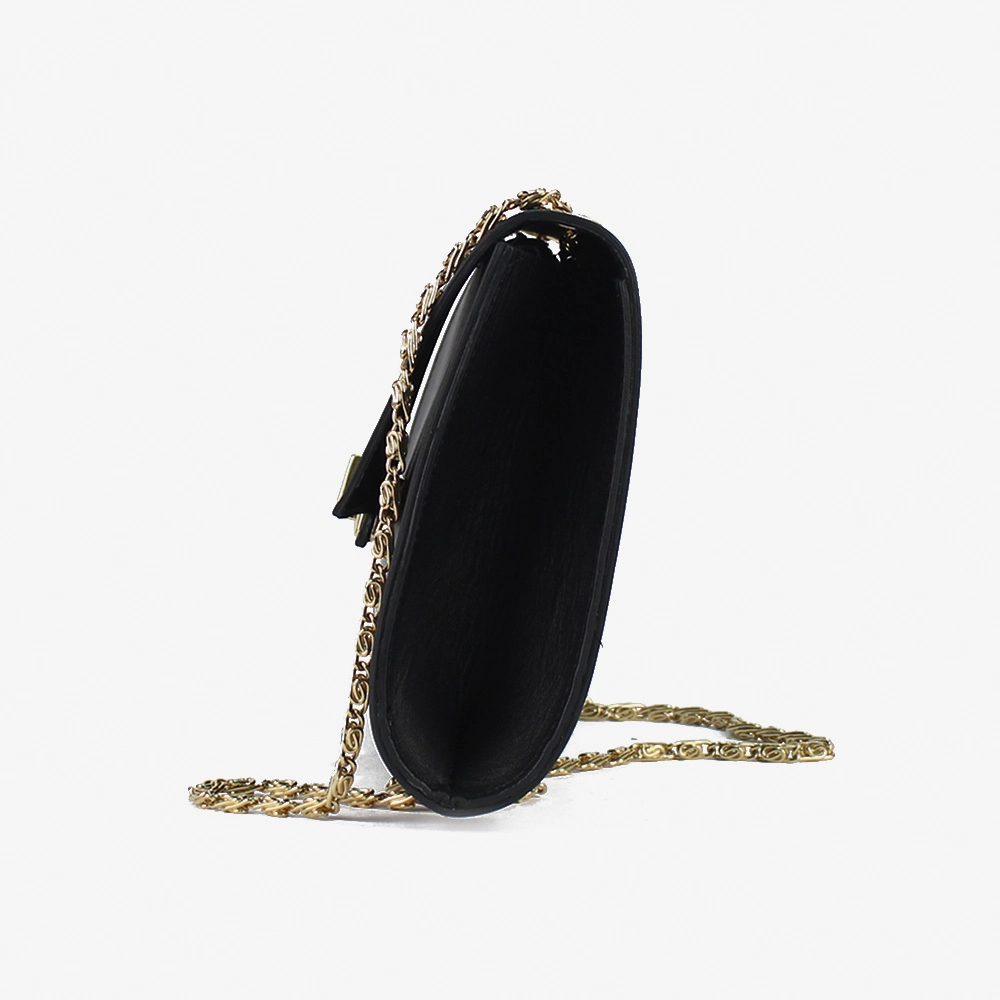Borsa a tracolla di colore nero con catenina oro