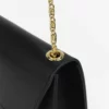 Borsa a tracolla di colore nero con catenina oro