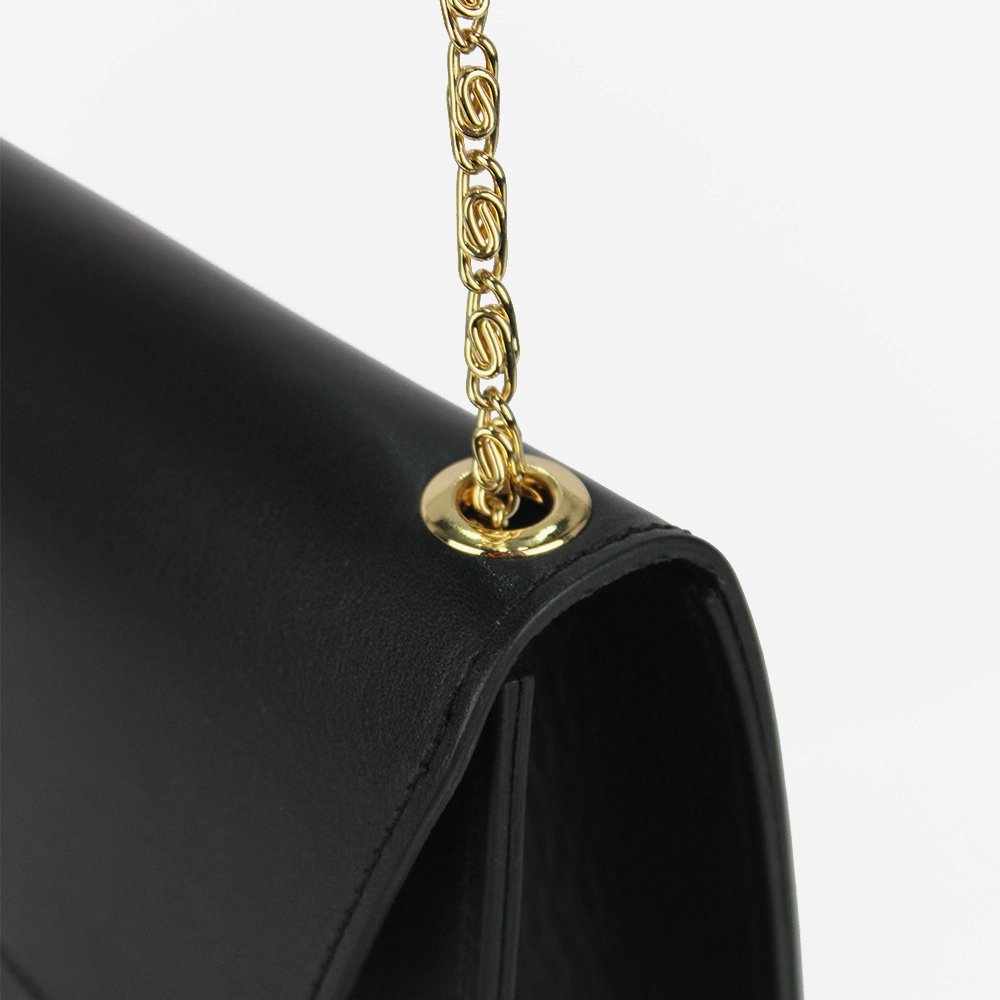 Borsa a tracolla di colore nero con catenina oro