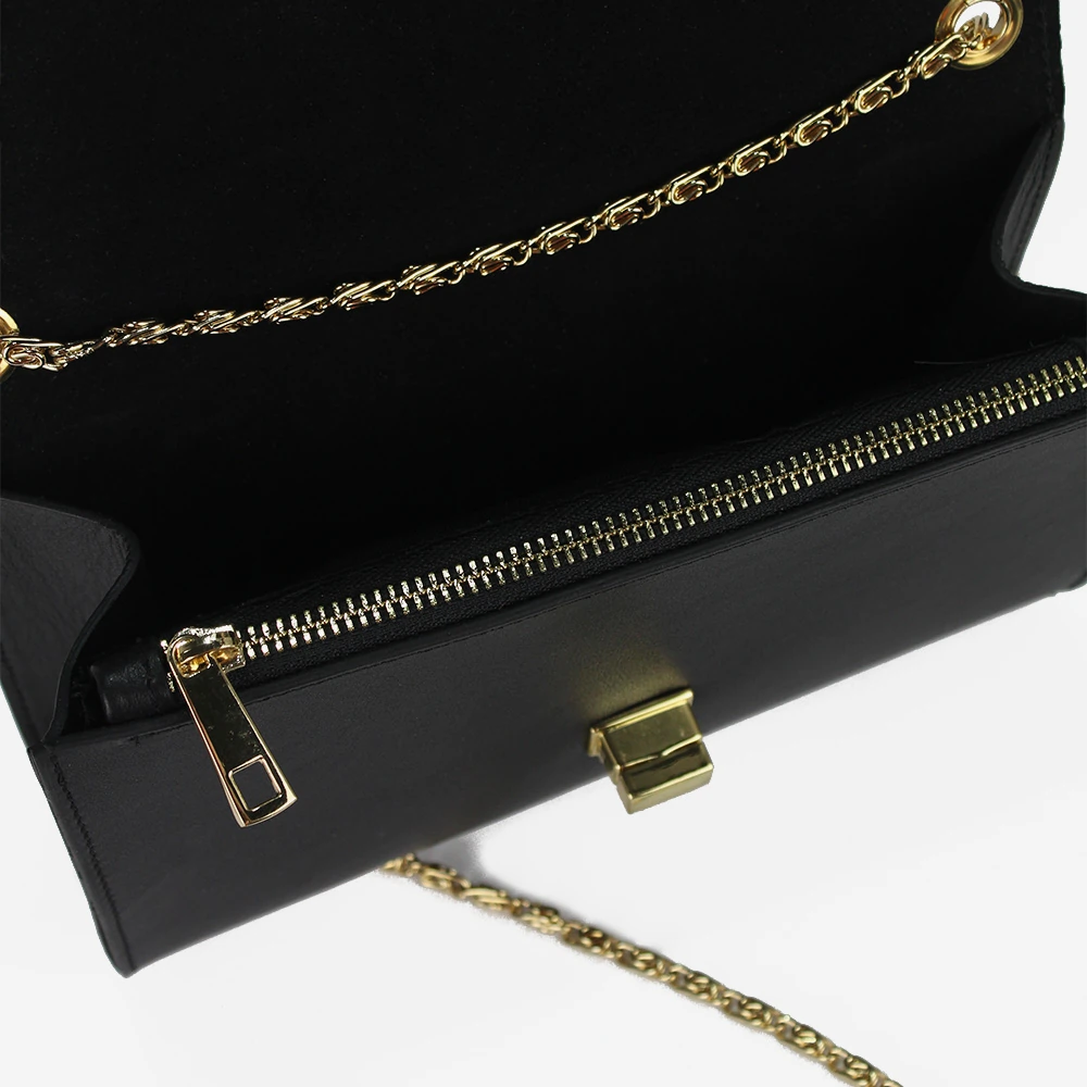 Borsa a tracolla di colore nero con catenina oro