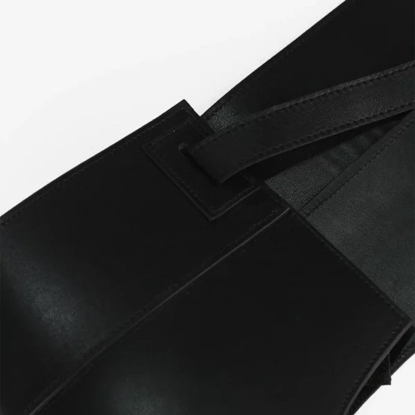Cinturone da donna sagomato in pelle di colore nero